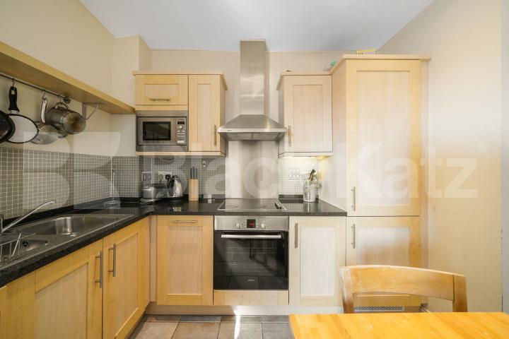 Superbly located penthouse, Inclusive of water rates & Parking Longstone Court Great Dover Steet, London Bridge